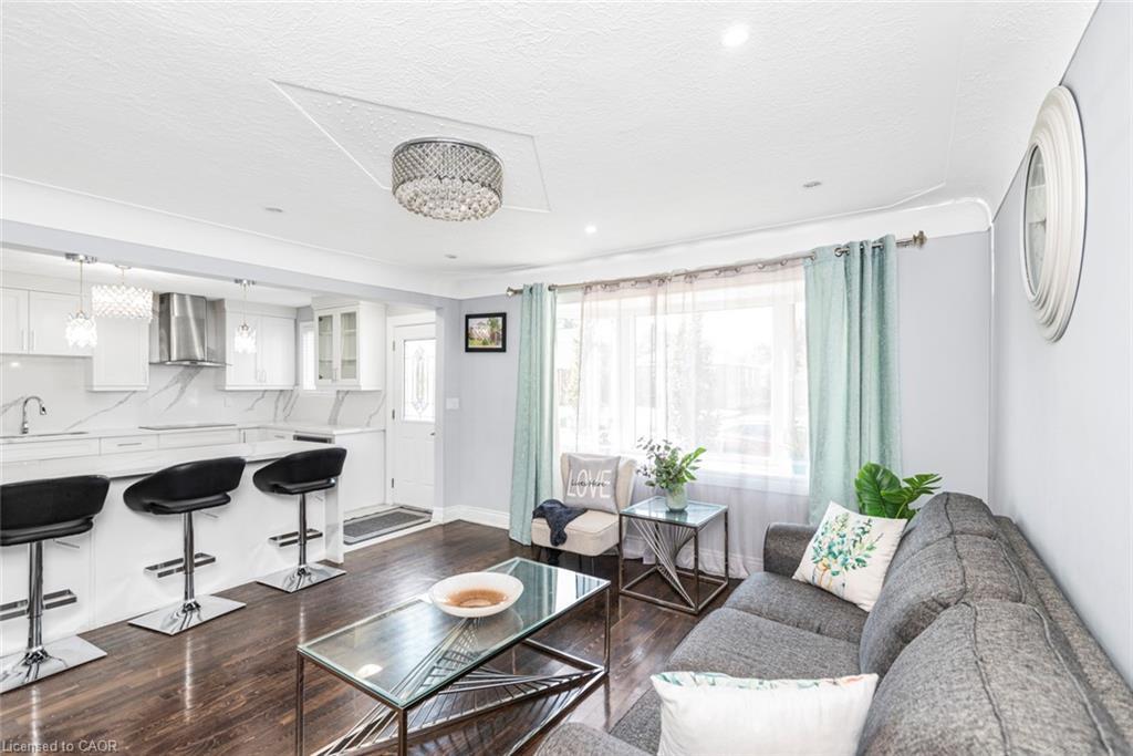 33 Alderney Avenue, Hamilton, ON - Indoor Photo Showing Living Room