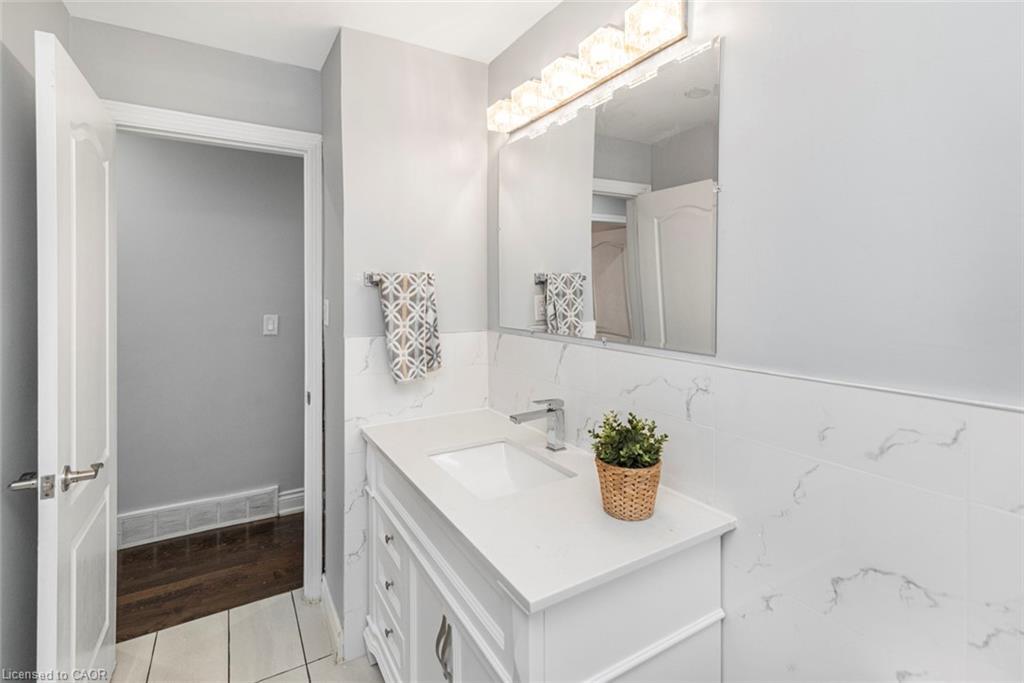 33 Alderney Avenue, Hamilton, ON - Indoor Photo Showing Bathroom