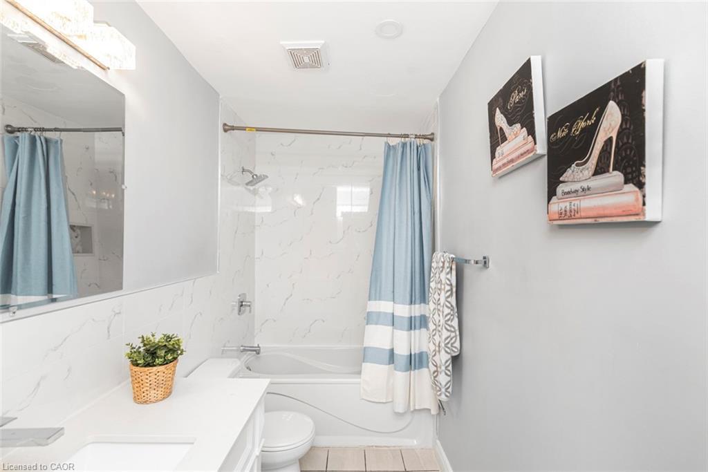 33 Alderney Avenue, Hamilton, ON - Indoor Photo Showing Bathroom