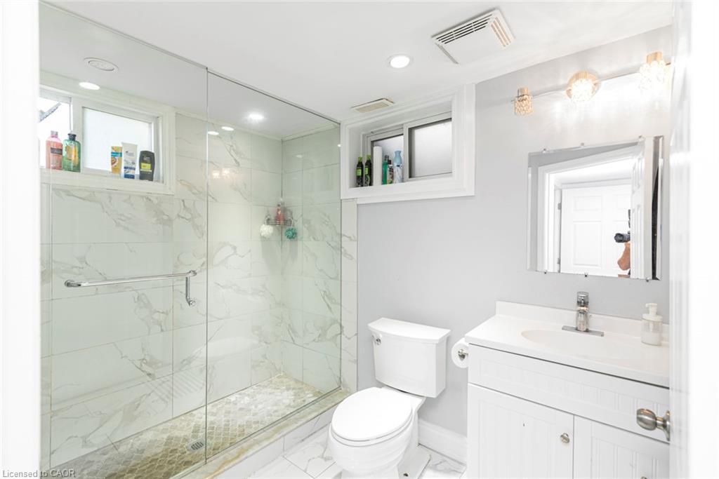 33 Alderney Avenue, Hamilton, ON - Indoor Photo Showing Bathroom