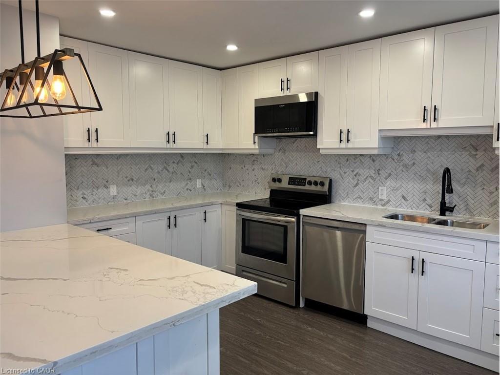 373 East 27Th Street, Hamilton, ON - Indoor Photo Showing Kitchen With Double Sink With Upgraded Kitchen