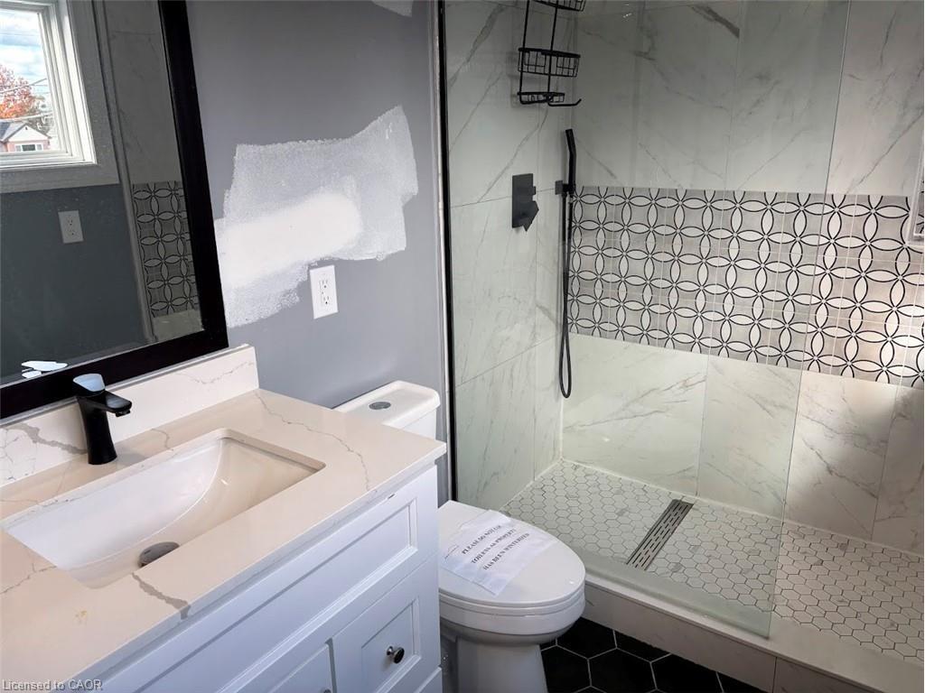 373 East 27Th Street, Hamilton, ON - Indoor Photo Showing Bathroom