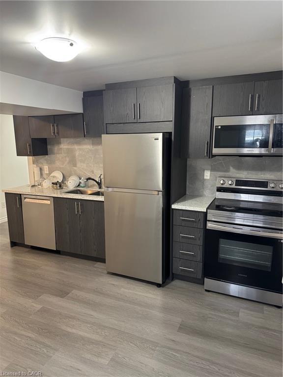 2-107 Victoria Avenue N, Hamilton, ON - Indoor Photo Showing Kitchen
