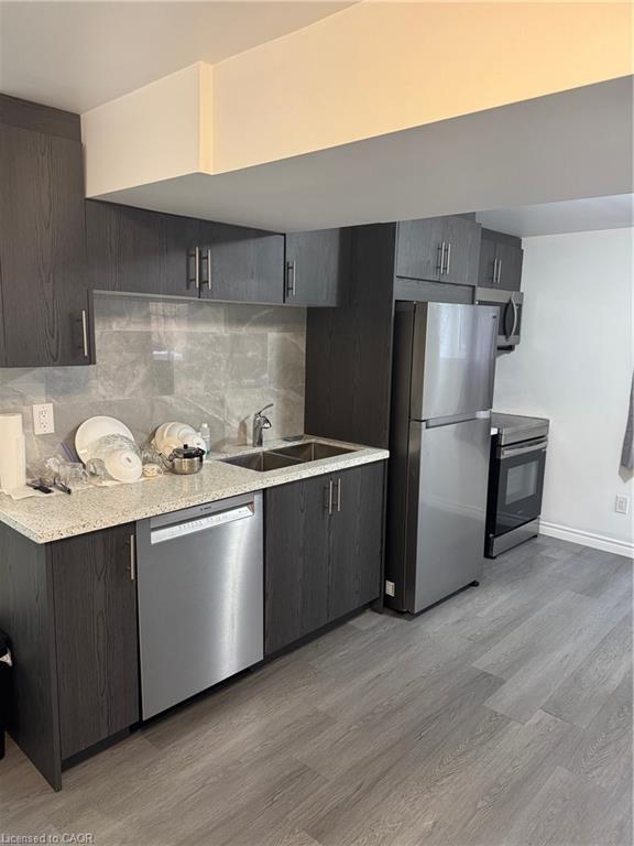 2-107 Victoria Avenue N, Hamilton, ON - Indoor Photo Showing Kitchen