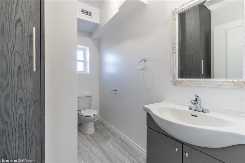 2-107 Victoria Avenue N, Hamilton, ON - Indoor Photo Showing Bathroom