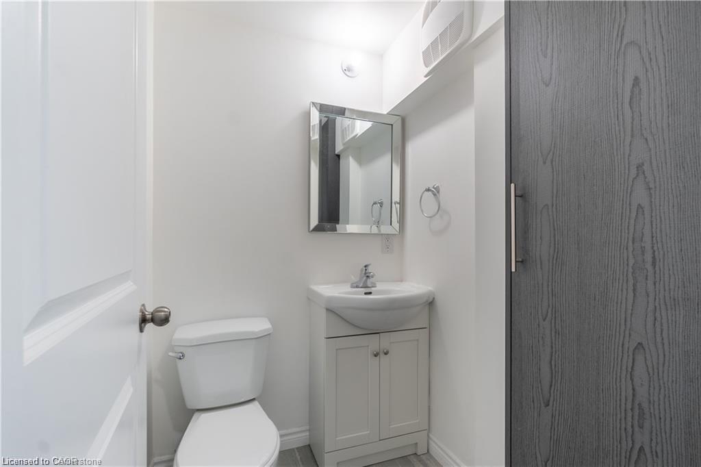 2-107 Victoria Avenue N, Hamilton, ON - Indoor Photo Showing Bathroom