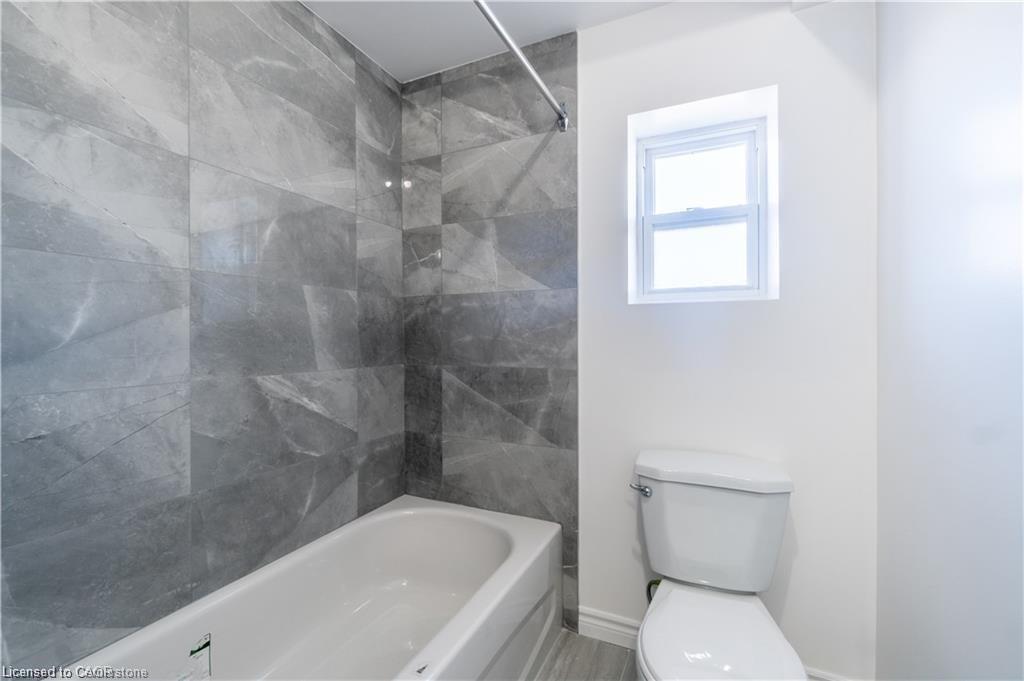 2-107 Victoria Avenue N, Hamilton, ON - Indoor Photo Showing Bathroom