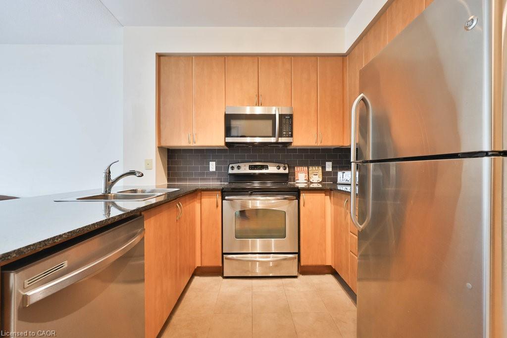 1111-225 Webb Drive, Mississauga, ON - Indoor Photo Showing Kitchen With Double Sink