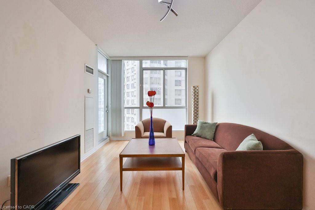1111-225 Webb Drive, Mississauga, ON - Indoor Photo Showing Living Room