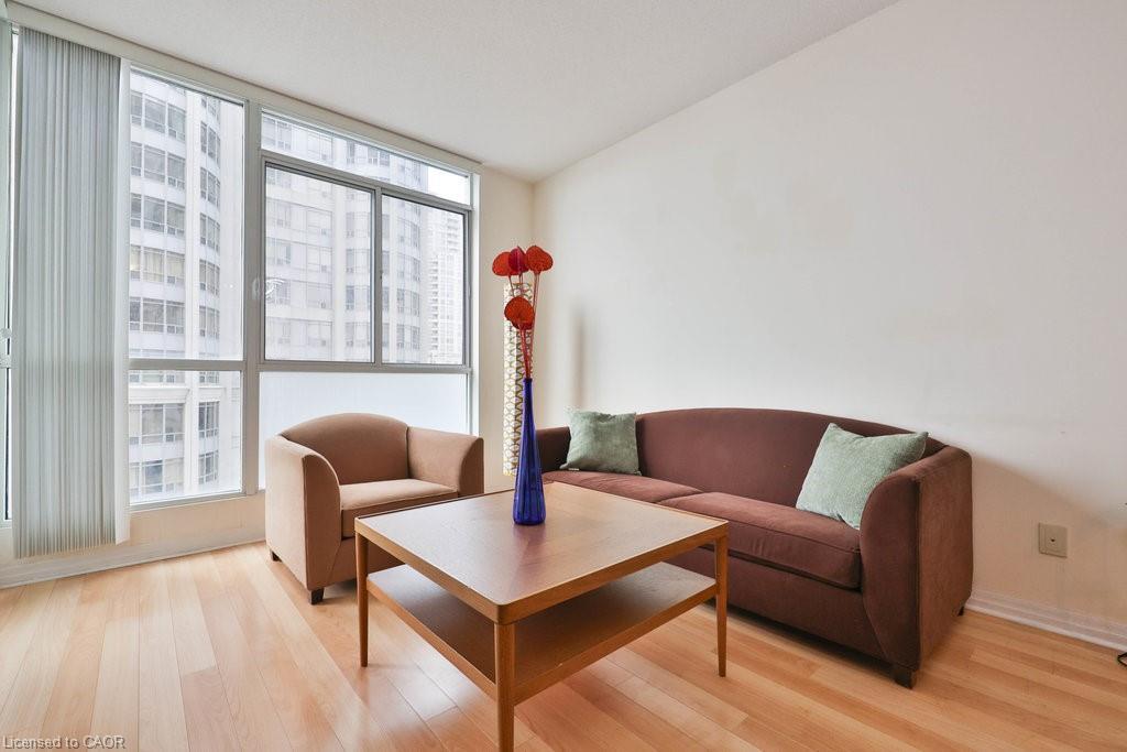 1111-225 Webb Drive, Mississauga, ON - Indoor Photo Showing Living Room