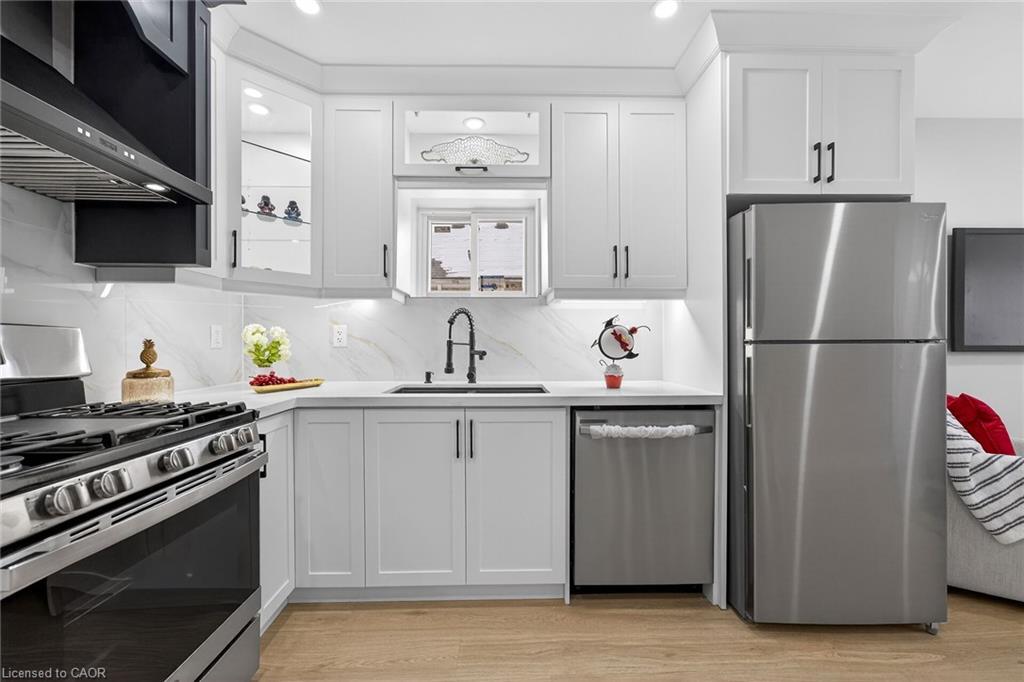 257 Broadway Avenue, Hamilton, ON - Indoor Photo Showing Kitchen With Upgraded Kitchen