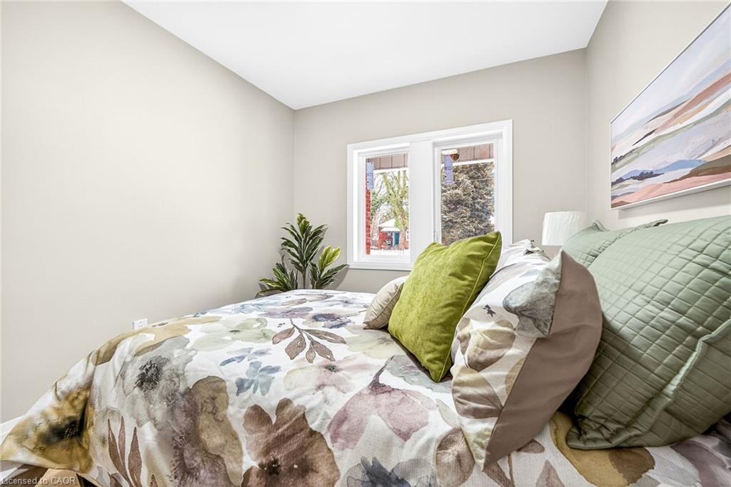 257 Broadway Avenue, Hamilton, ON - Indoor Photo Showing Bedroom