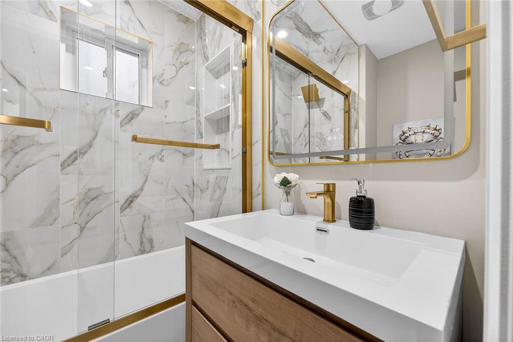 257 Broadway Avenue, Hamilton, ON - Indoor Photo Showing Bathroom