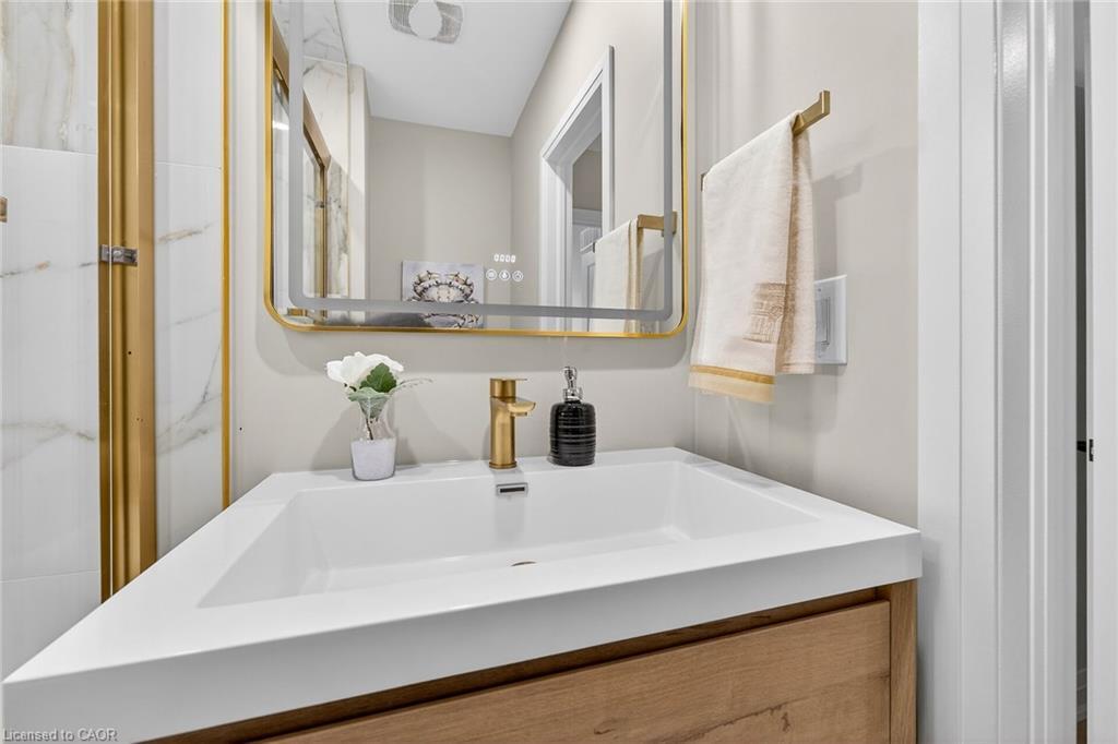 257 Broadway Avenue, Hamilton, ON - Indoor Photo Showing Bathroom