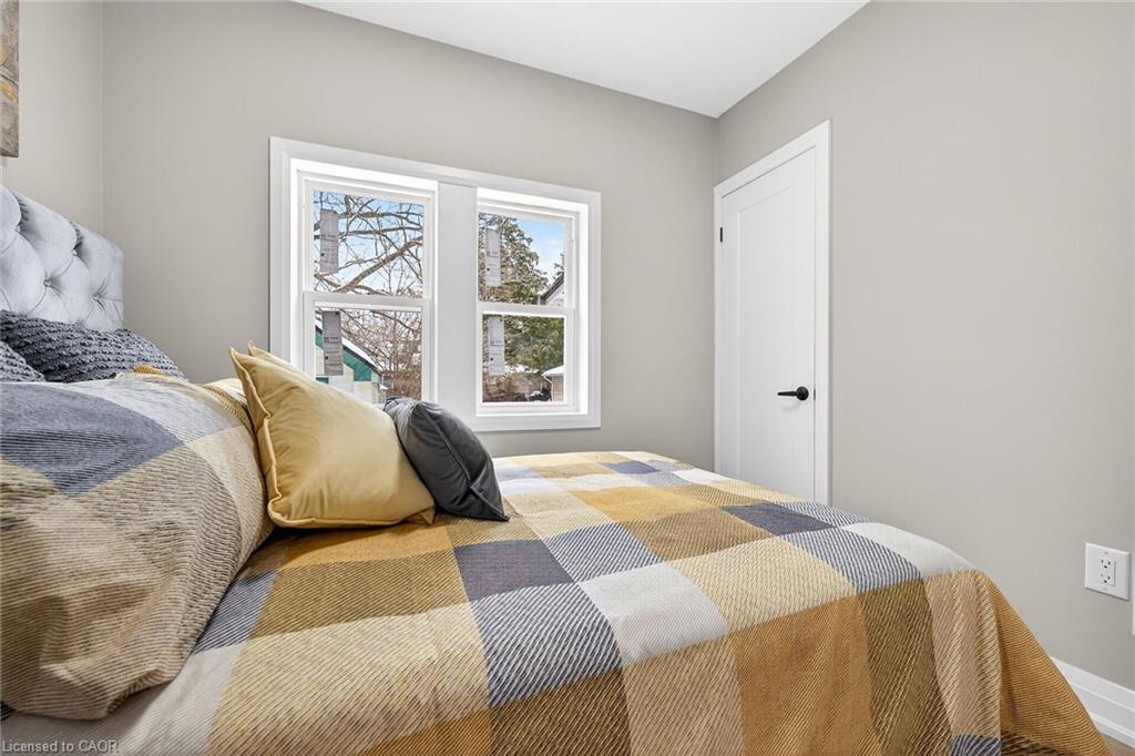 257 Broadway Avenue, Hamilton, ON - Indoor Photo Showing Bedroom