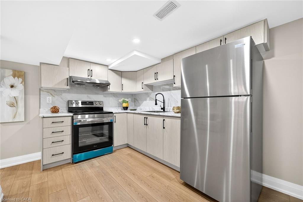 257 Broadway Avenue, Hamilton, ON - Indoor Photo Showing Kitchen