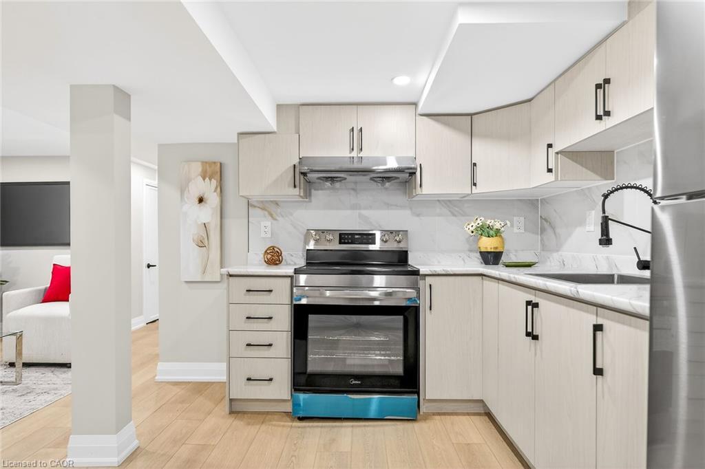 257 Broadway Avenue, Hamilton, ON - Indoor Photo Showing Kitchen