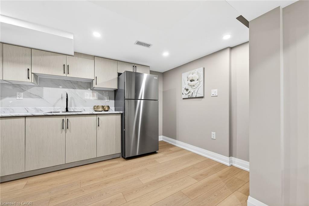 257 Broadway Avenue, Hamilton, ON - Indoor Photo Showing Kitchen
