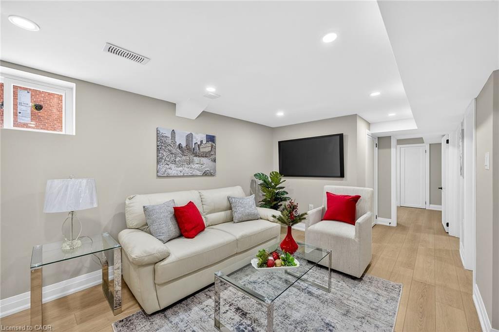257 Broadway Avenue, Hamilton, ON - Indoor Photo Showing Living Room