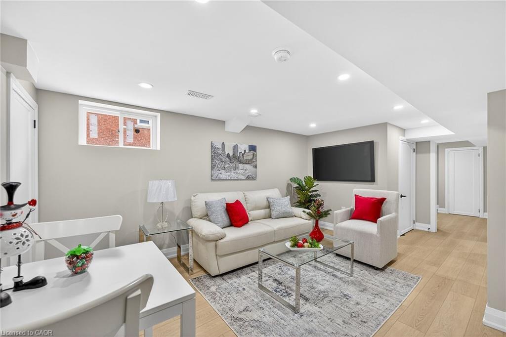 257 Broadway Avenue, Hamilton, ON - Indoor Photo Showing Other Room