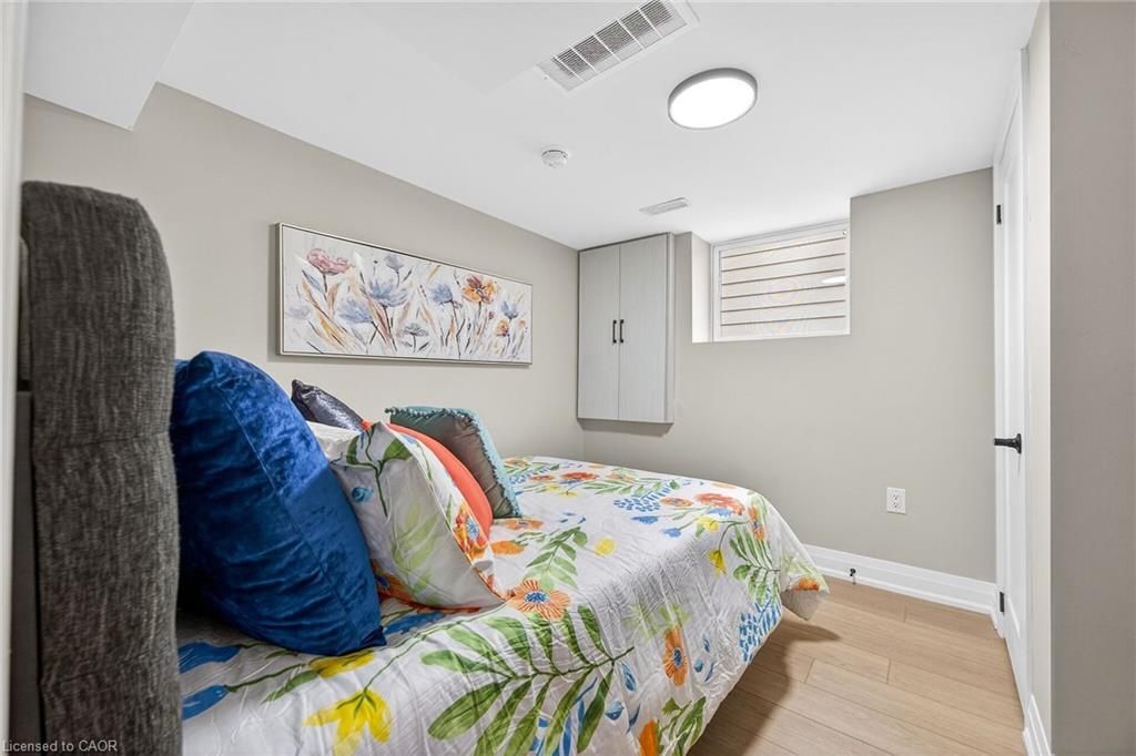 257 Broadway Avenue, Hamilton, ON - Indoor Photo Showing Bedroom