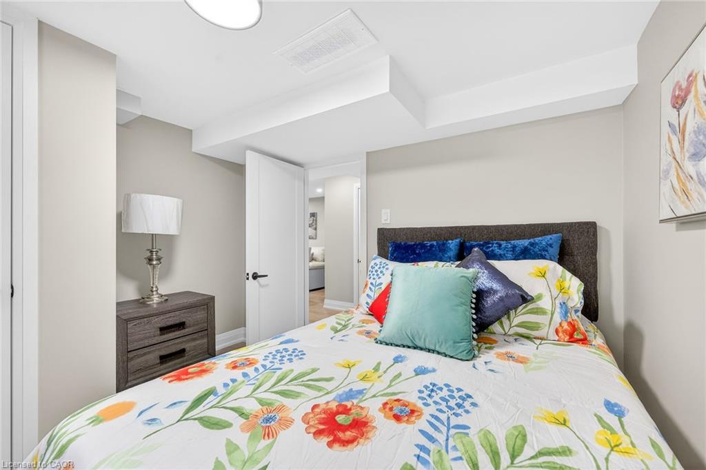 257 Broadway Avenue, Hamilton, ON - Indoor Photo Showing Bedroom