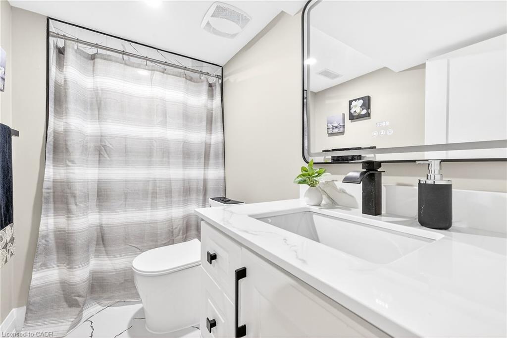 257 Broadway Avenue, Hamilton, ON - Indoor Photo Showing Bathroom