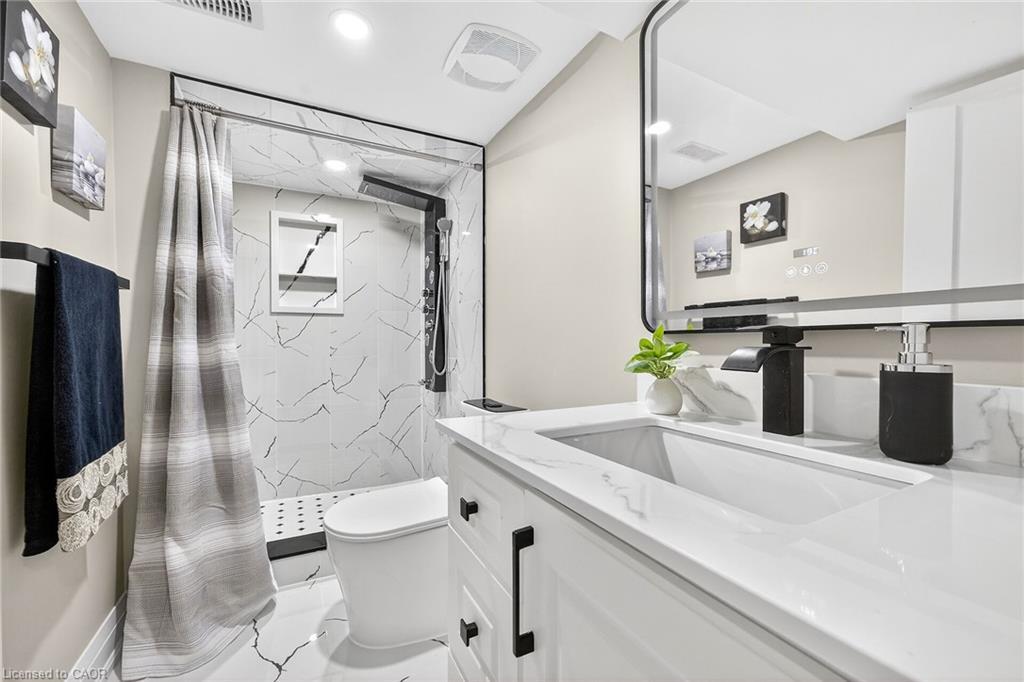 257 Broadway Avenue, Hamilton, ON - Indoor Photo Showing Bathroom