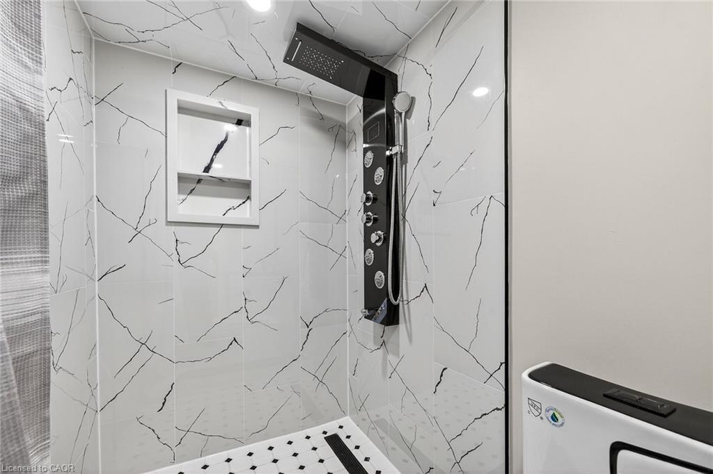 257 Broadway Avenue, Hamilton, ON - Indoor Photo Showing Bathroom