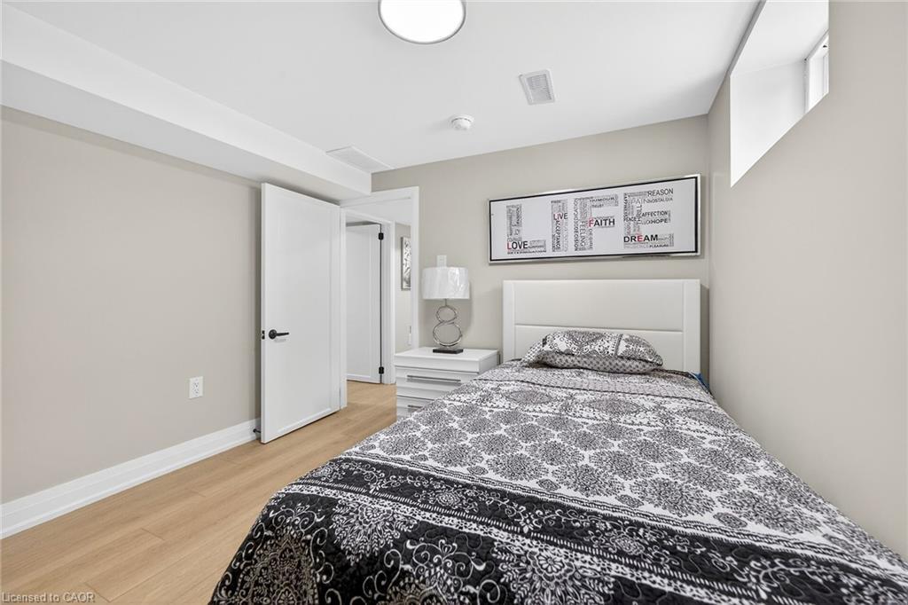257 Broadway Avenue, Hamilton, ON - Indoor Photo Showing Bedroom