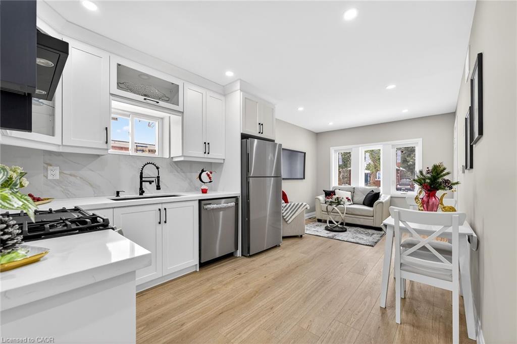 257 Broadway Avenue, Hamilton, ON - Indoor Photo Showing Kitchen With Upgraded Kitchen
