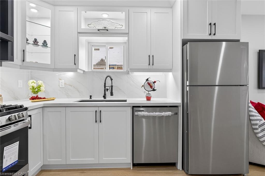 257 Broadway Avenue, Hamilton, ON - Indoor Photo Showing Kitchen With Upgraded Kitchen