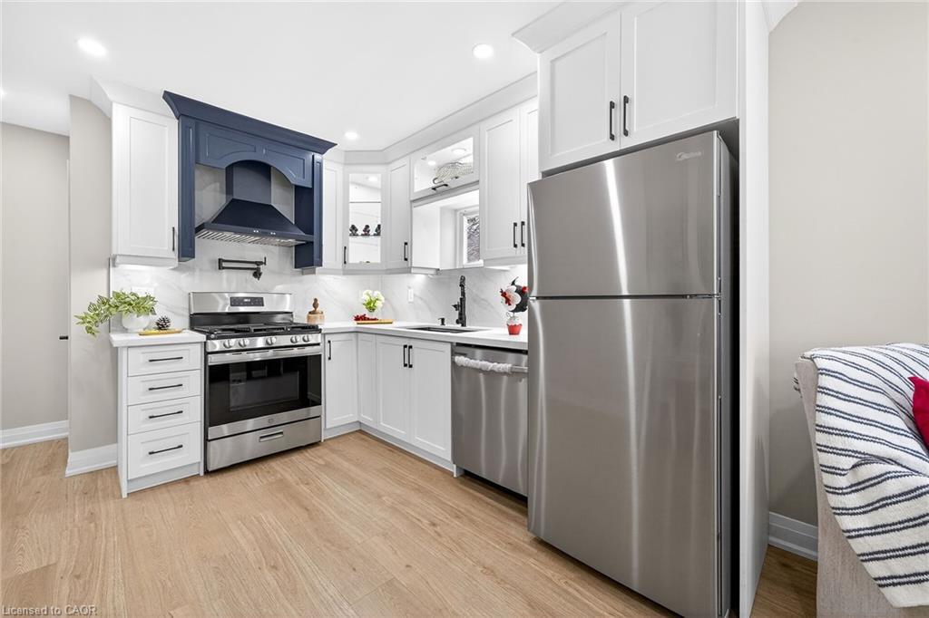 257 Broadway Avenue, Hamilton, ON - Indoor Photo Showing Kitchen
