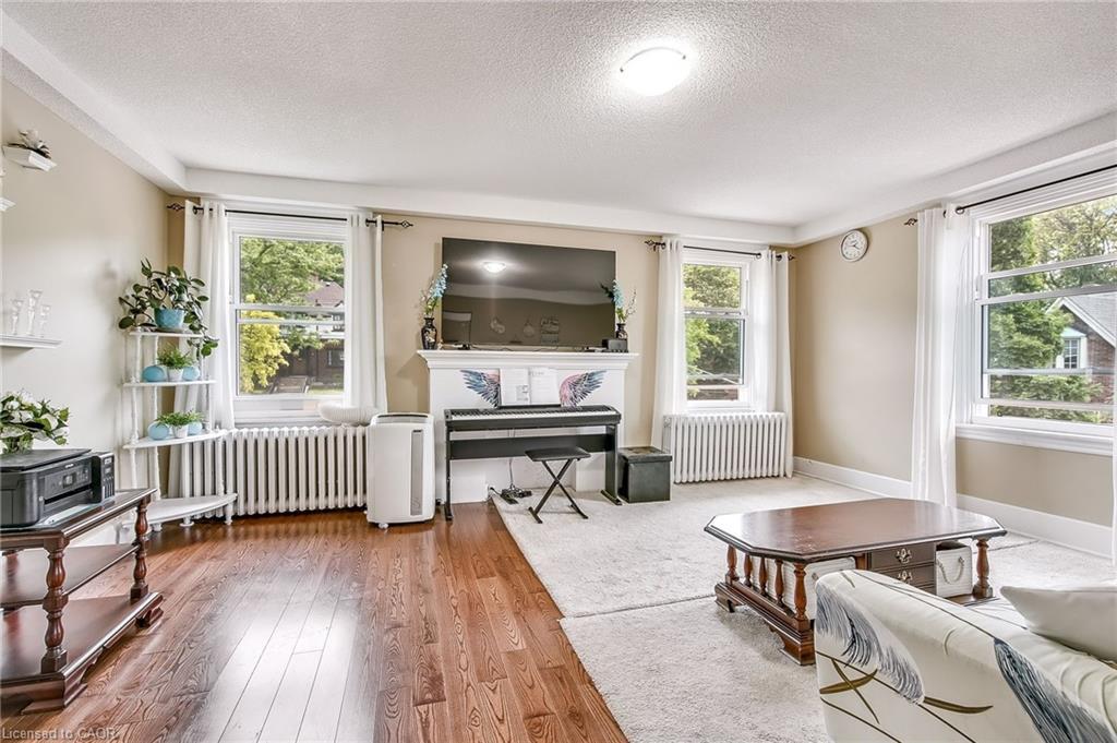 14-25 Mountwood Avenue, Hamilton, ON - Indoor Photo Showing Living Room