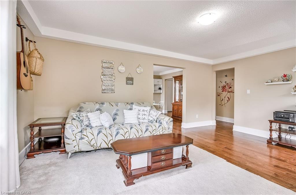14-25 Mountwood Avenue, Hamilton, ON - Indoor Photo Showing Living Room