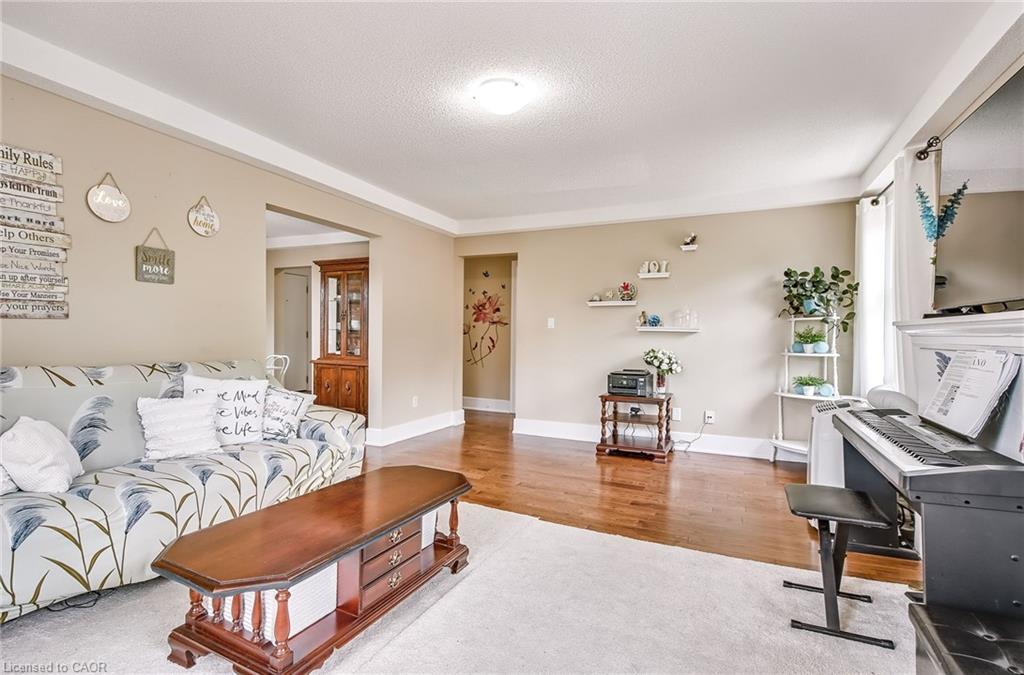 14-25 Mountwood Avenue, Hamilton, ON - Indoor Photo Showing Living Room