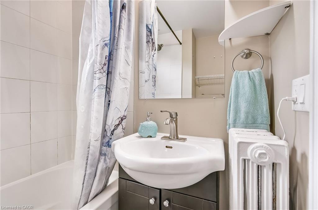14-25 Mountwood Avenue, Hamilton, ON - Indoor Photo Showing Bathroom