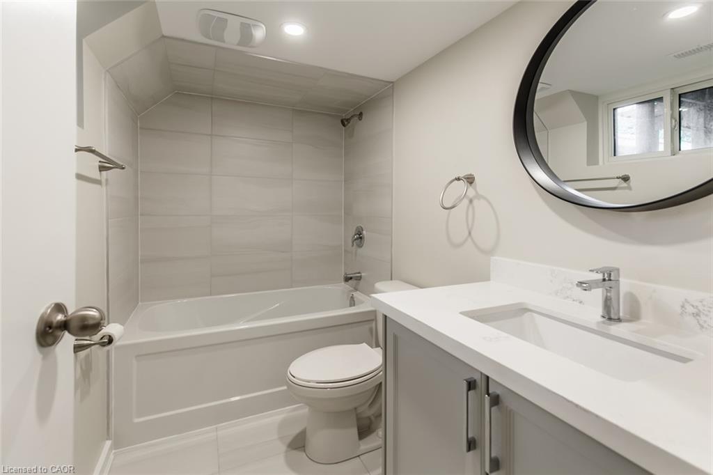 2-129 East 22Nd Street, Hamilton, ON - Indoor Photo Showing Bathroom