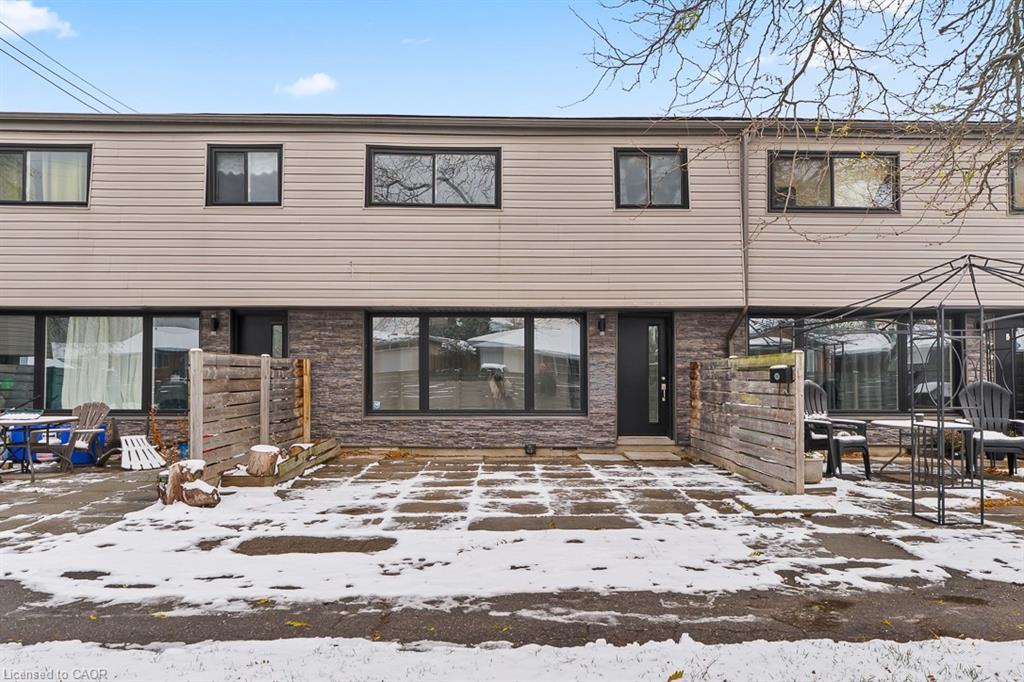 202-250 Montmorency Drive, Hamilton, ON - Outdoor