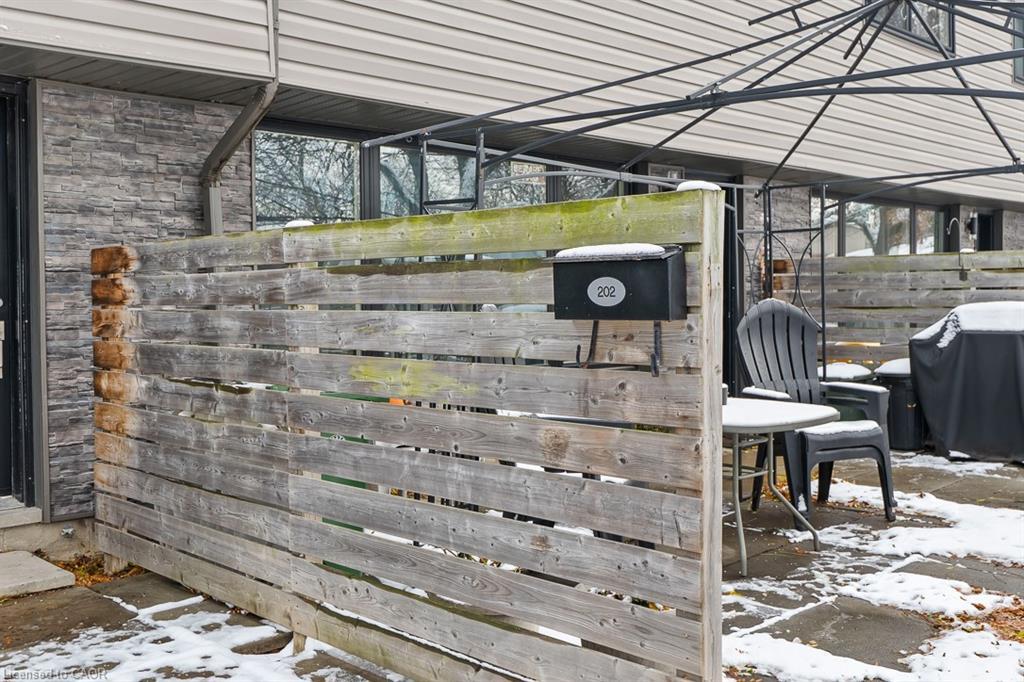 202-250 Montmorency Drive, Hamilton, ON - Outdoor