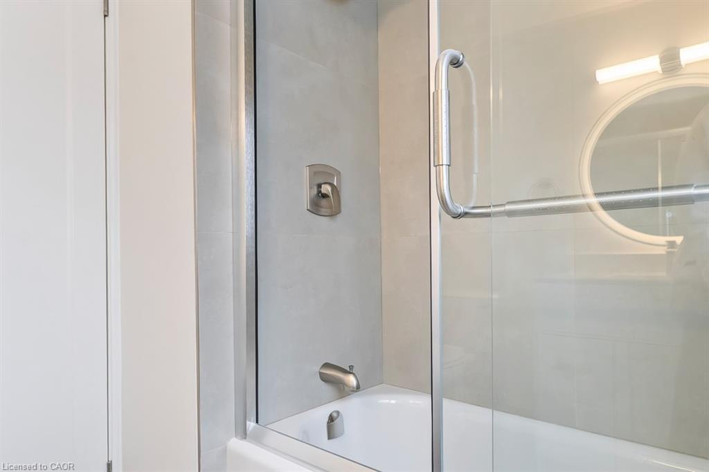 202-250 Montmorency Drive, Hamilton, ON - Indoor Photo Showing Bathroom