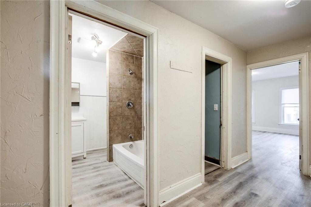 16 Eastbourne Avenue, Hamilton, ON - Indoor Photo Showing Bathroom