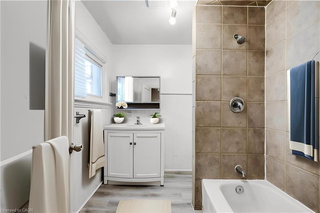 16 Eastbourne Avenue, Hamilton, ON - Indoor Photo Showing Bathroom
