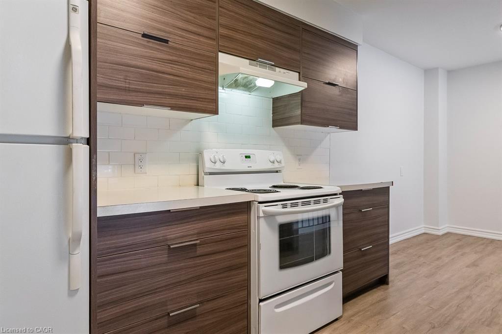 212-250 Montmorency Drive, Hamilton, ON - Indoor Photo Showing Kitchen