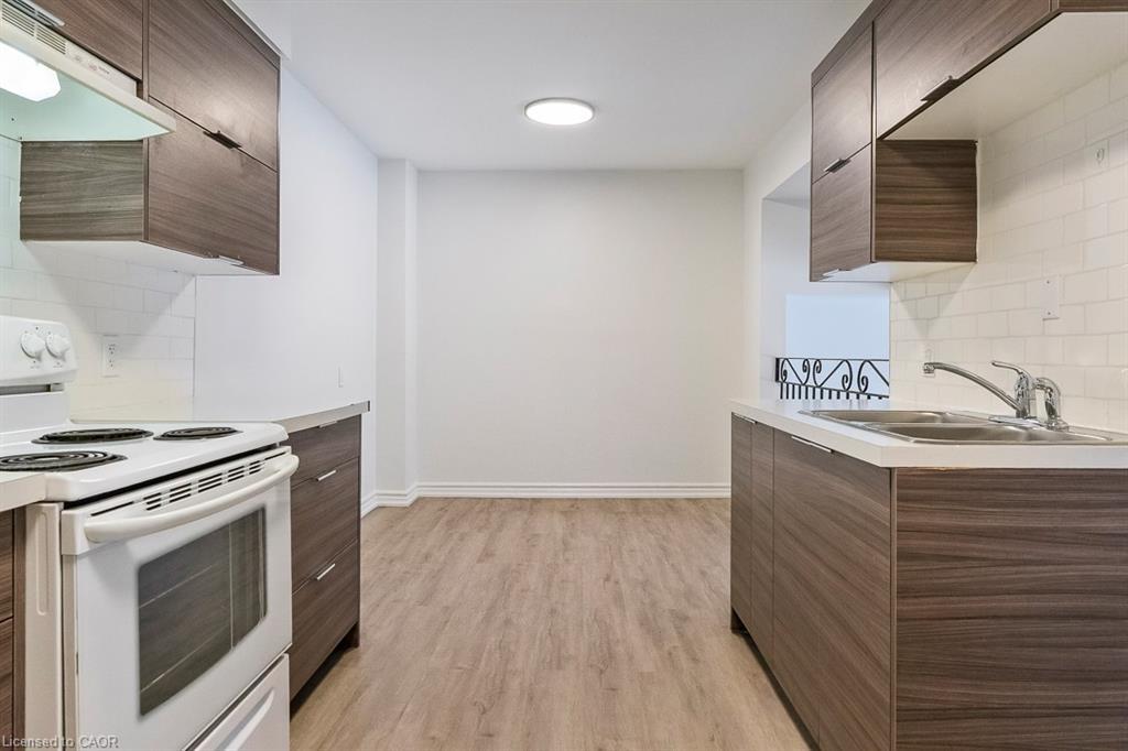212-250 Montmorency Drive, Hamilton, ON - Indoor Photo Showing Kitchen With Double Sink