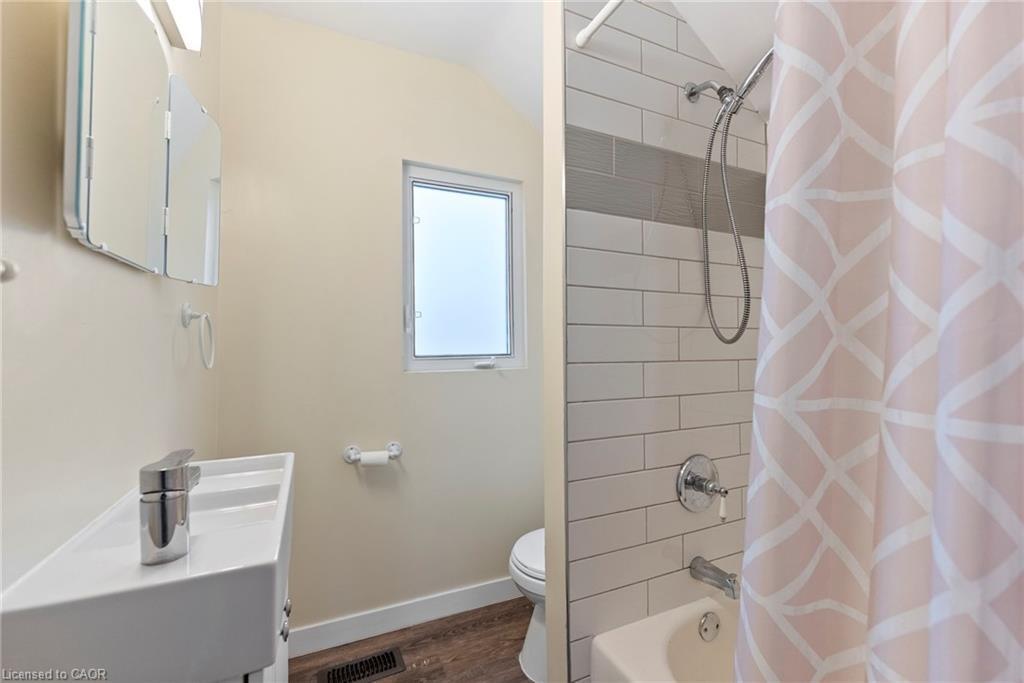 73 Albany Avenue, Hamilton, ON - Indoor Photo Showing Bathroom