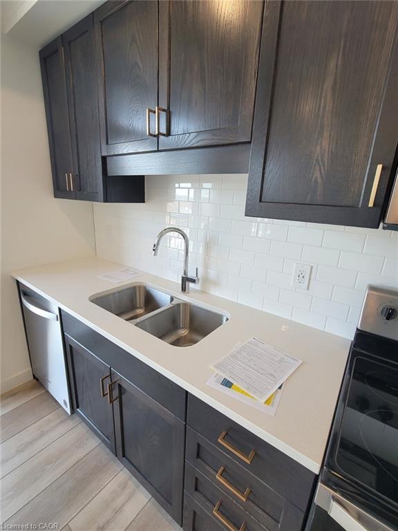 9-405 Myers Road, Cambridge, ON - Indoor Photo Showing Kitchen With Double Sink