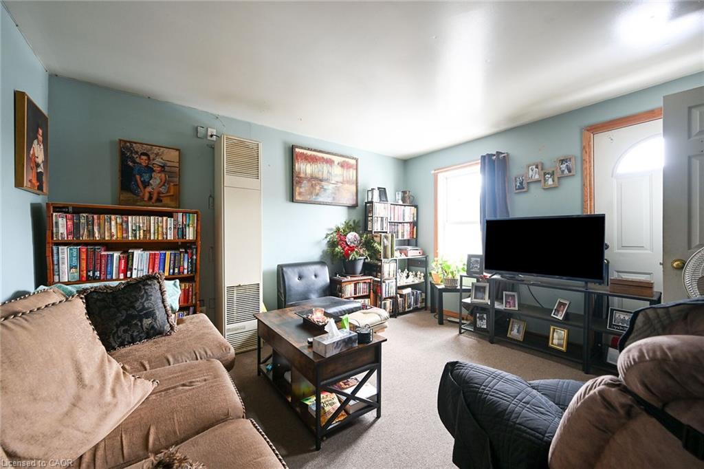 6 Howard Street, Hagersville, ON - Indoor Photo Showing Living Room