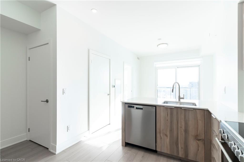 2114-25 Wellington Street S, Kitchener, ON - Indoor Photo Showing Kitchen