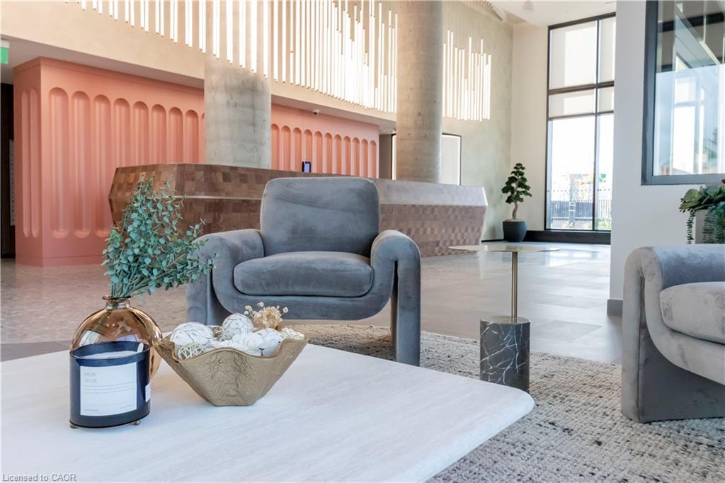 2114-25 Wellington Street S, Kitchener, ON - Indoor Photo Showing Living Room